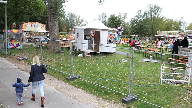 Fahrgesch&auml;fte und Imbissst&auml;nde locken derzeit Familien in den Engelgarten in H&ouml;chstadt. F&uuml;r die Besucher eine bunte Abwechslung vom Corona-Alltag, f&uuml;r die Schausteller ein wichtiges Gesch&auml;ft. Foto: Christian Bauriedel