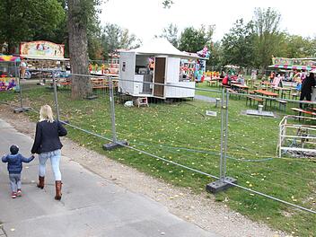 Fahrgeschäfte und Imbissstände locken derzeit Familien in den Engelgarten in Höchstadt. Für die Besucher eine bunte Abwechslung vom Corona-Alltag, für die Schausteller ein wichtiges Geschäft. Foto: Christian Bauriedel