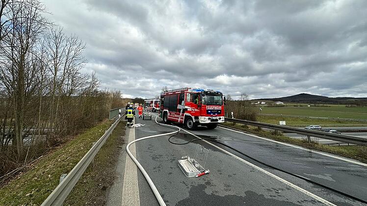 A73 bei Buttenheim: Feuerwehr muss brennendes Auto auf löschen
