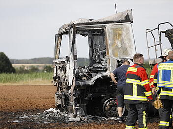 Laster in Brand: Flammen greifen auch auf Feld über Laster in Brand: Flammen greifen auch auf Feld über