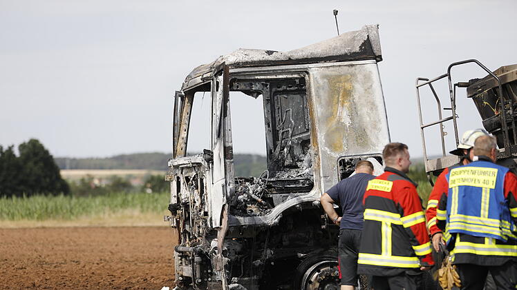 Laster in Brand: Flammen greifen auch auf Feld &uuml;ber