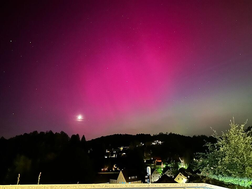 Polarlichter über Franken: Himmelsspektakel liefert spektakuläre Bilder