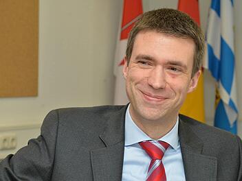 Entspannt und gut gelaunt: Stefan Müller in seinem Büro im Ludwig-Erhard-Haus in Erlangen.  Fotos: Ronald Rinklef