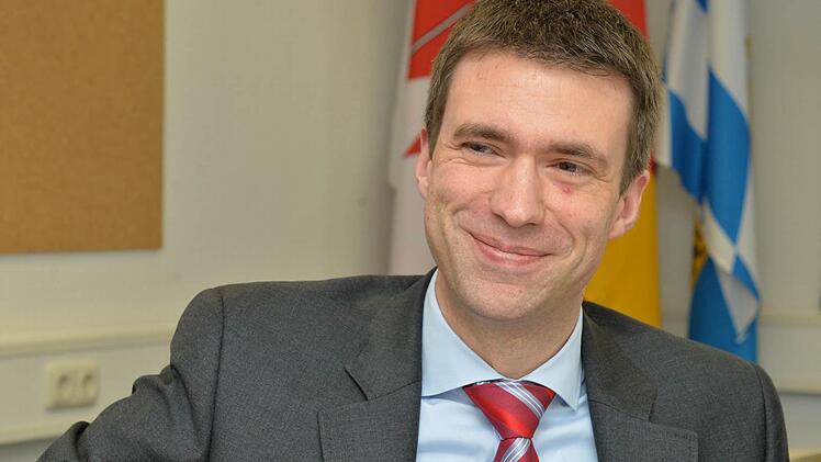 Entspannt und gut gelaunt: Stefan Müller in seinem Büro im Ludwig-Erhard-Haus in Erlangen.  Fotos: Ronald Rinklef