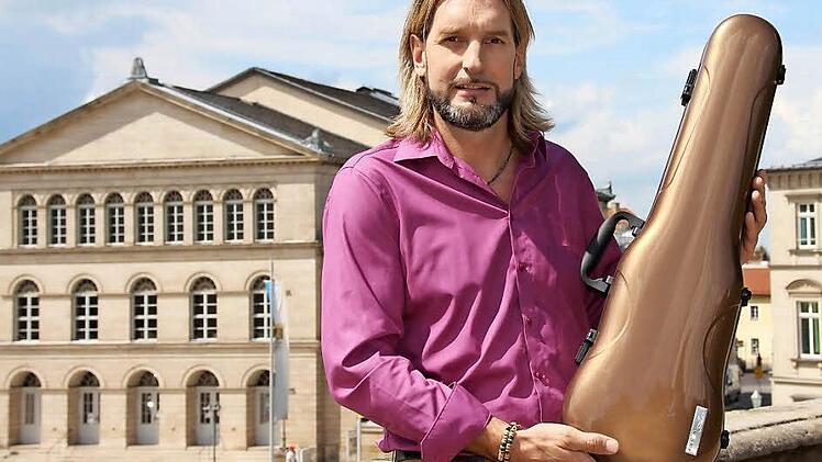 Der ursprüngliche Geigenkoffer "Air" ist zwar weiß, aber der Designer Markus Rink hat auch eine limitierte Auflage in Trendfarben entwickelt - für alle, die sich von der Masse abheben wollen. Foto: Helke Renner
