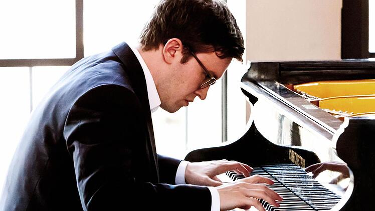 Brillanter Virtuose, einfühlsamer Musiker: Frank Dupree beeindruckt bei seinem Gastspiel im Coburg Haus Contakt. Foto: Jochen Berger