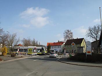 Der Bahnübergang am Konrad-Popp-Platz in Mainleus. Foto: Archiv/Julian Seiferth