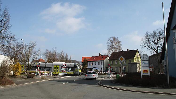 Der Bahnübergang am Konrad-Popp-Platz in Mainleus. Foto: Archiv/Julian Seiferth