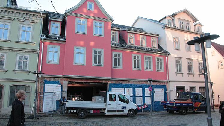 Der Gebäudekomplex vom Albertsplatz aus. Blaue Folien verdecken den Eingang. Foto: Simone Bastian