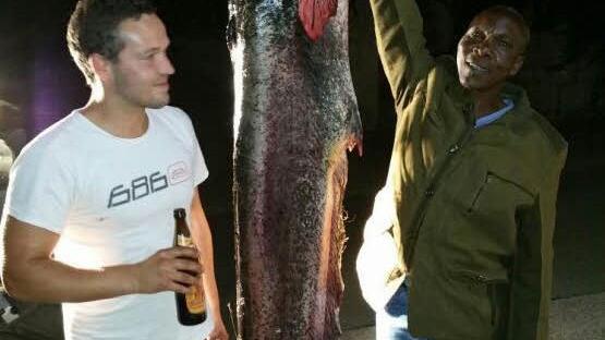 Markus Strätz mit einem der Helfer am Main (einem Besucher aus Kenia, der derzeit bei der Tochter in Neubrunn weilt) und seinem Prachtexemplat am (Traktor-)Haken. Foto: privat