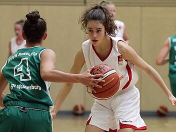 Nicht aus den Augen l&auml;sst die 14-j&auml;hrige Nina K&uuml;hhorn (r.) die Rosenheimerin Pauline Huber. Das aus Stegaurach stammende Talent der DJK Brose Bamberg hat auch seinen ersten Einsatz im Nationaltrikot fest im Blick. Foto: sportpress
