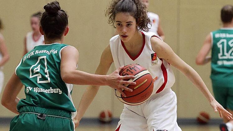 Nicht aus den Augen l&auml;sst die 14-j&auml;hrige Nina K&uuml;hhorn (r.) die Rosenheimerin Pauline Huber. Das aus Stegaurach stammende Talent der DJK Brose Bamberg hat auch seinen ersten Einsatz im Nationaltrikot fest im Blick. Foto: sportpress
