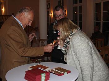 Steffen Rinn vom Zigarrenhaus Don Stefano sorgte für Feuer und Informationen. Fotos: Ralf Kestel