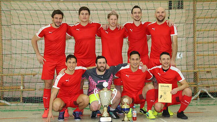 Titel-Triple: "Die Pumas" mit (hinten, v. l.) Stefan Leible, Jonas Goes, Benjamin Lampros, Denes Doczi und Thomas Macé sowie (vorn, v. l.) Daniele Polvara, Robin Burns, Conrado Lelis und Tobias Zorn