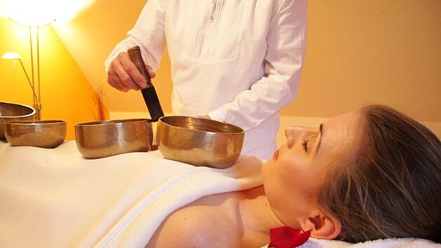 Bei der Klangmassage überträgt sich der Schall des erzeugtenTons  auf den Körper und löst eine Vibration aus. Ideal ist sie zum Beispiel bei Stress. Foto: Rhythmuswege/pixabay.