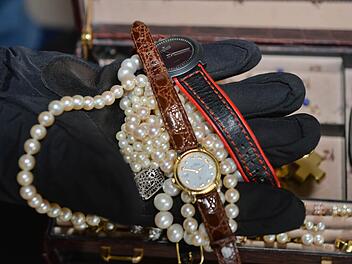 Die Unbekannten erbeuten Geld und Schmuck. Symbolfoto: Rinklef