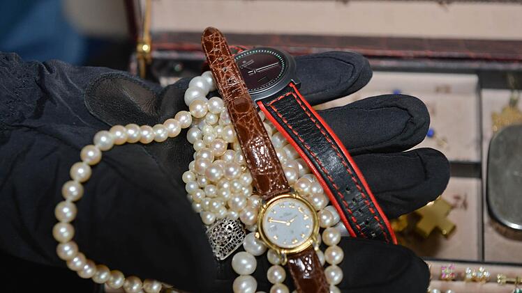Die Unbekannten erbeuten Geld und Schmuck. Symbolfoto: Rinklef