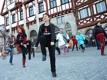 Rund 25 Frauen haben sich am Mittwochabend auf dem Forchheimer Rathausplatz versammelt, um für ein Ende der Gewalt an Frauen und Mädchen zu tanzen. FOTOS: Barbara Herbst