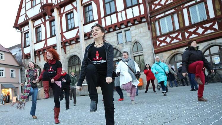 Rund 25 Frauen haben sich am Mittwochabend auf dem Forchheimer Rathausplatz versammelt, um für ein Ende der Gewalt an Frauen und Mädchen zu tanzen. FOTOS: Barbara Herbst