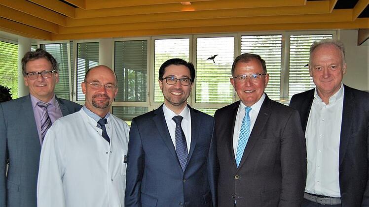 Offizielle Amtseinführung im Münnerstädter Thoraxzentrum: (von links) Betriebsleiter Jürgen Oswald, Ärztlicher Direktor Dr. Bernd Seese, der neue Thorax-Chefarzt Dr. Bora Kosan, Bezirkstagspräsident Erwin Dotzel (CSU) und Münnerstadts Bürgermeister Helmut Blank (CSU). Sigismund von Dobschütz