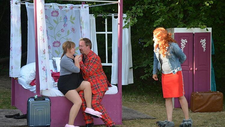 m "Bett für Drei" bahnen sich allerlei Beziehungen an. Foto: Karl-Heinz Hofmann