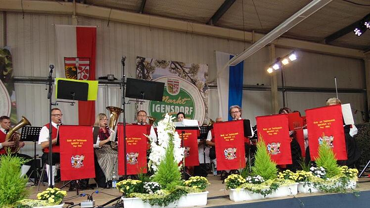 Musik- und Trachtenkapelle Igensdorf . Foto: Petra Malbrich