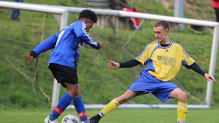 Szene aus dem U-19-Spiel zwischen der SG Oberleichtersbach/Modlos (gelbe Trikots) gegen den TSV Münnerstadt (0:4).Sebastian Schmitt