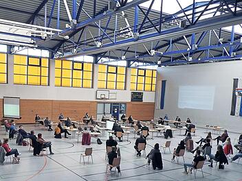 Gut umgesetzt wurden die Hygienemaßnahmen bei der konstituierenden Sitzung des Gemeinderates in der Aurachtalhalle in Stegaurach.