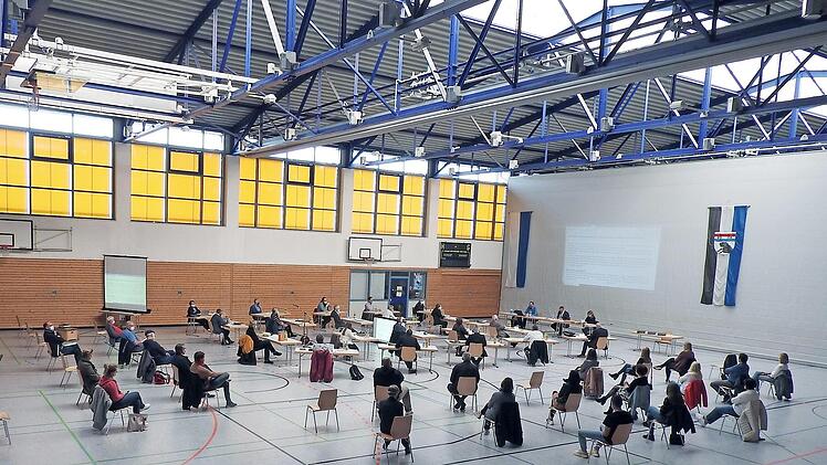 Gut umgesetzt wurden die Hygienemaßnahmen bei der konstituierenden Sitzung des Gemeinderates in der Aurachtalhalle in Stegaurach.