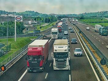 Auffahrunfall mit drei Lkw