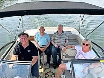 Die Tagespflege Rh&ouml;n hat einen Ausflug an den Main unternommen. Mancher wagte sich auf ein Boot.