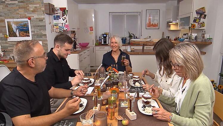 Die Stuttgarter Dinner-Runde stößt mit Kölsch an.