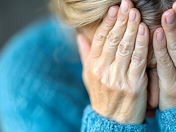 Rentnerin, Rente, Verzweifelt, Armut, Witwenrente