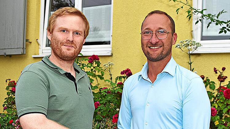 B&uuml;rgermeister Stefan Deuerling (rechts) gratuliert dem Ortssprecher f&uuml;r Pfaffendorf und den Kordigast, Dominik Lebek, zu seiner Wahl. Dieter Radziej