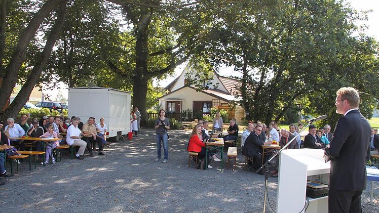 Zahlreiche Zuhörer verfolgten die Rede des Ministers.