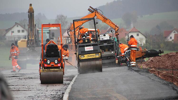 Mit Volldampf laufen die Bauarbeiten an der Strecke zwischen der B279 und Kraisdorf (im Hintergrund).  Foto: Eckehard Kiesewetter