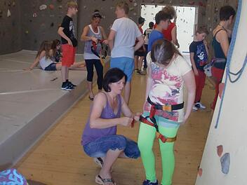 Gut gesichert kein Problem: Vorbereitung zum Hochkraxeln.