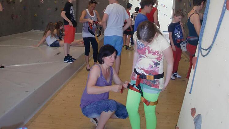 Gut gesichert kein Problem: Vorbereitung zum Hochkraxeln.