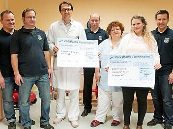 Die Freiwillige Feuerwehr Leutenbach-Dietzhof hat ein Herz für krebskranke Kinder. Unser Bild zeigt (von links): Johannes Albrecht (2. Kommandant FFW Leutenbach-Dietzhof), Christian Seitz (Kassenwart FFW Leutenbach-Dietzhof), Markus Metzler (Leiter Kinderonkologie Uni-Klinikum Erlangen), Karsten Römer (1. Kommandant FFW Leutenbach-Dietzhof), Heike Nofal (Stationsleitung Kinderonkologie), Leonie Roderus (Elterninitiative krebskranker Kinder Erlangen) und Thomas Rumpler (2. Vorstand FFW Leutenb...