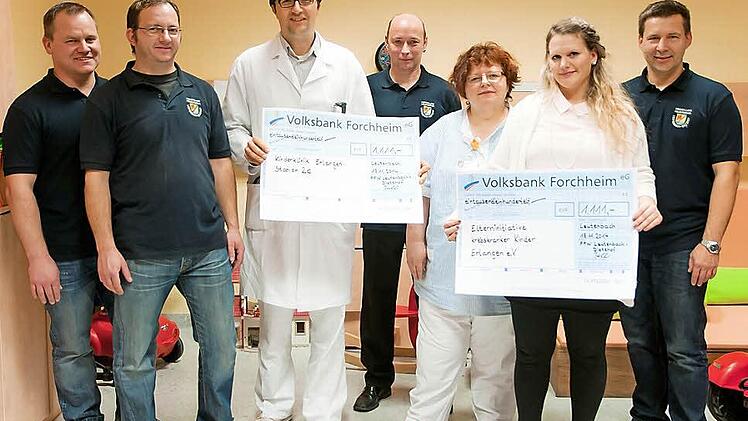 Die Freiwillige Feuerwehr Leutenbach-Dietzhof hat ein Herz für krebskranke Kinder. Unser Bild zeigt (von links): Johannes Albrecht (2. Kommandant FFW Leutenbach-Dietzhof), Christian Seitz (Kassenwart FFW Leutenbach-Dietzhof), Markus Metzler (Leiter Kinderonkologie Uni-Klinikum Erlangen), Karsten Römer (1. Kommandant FFW Leutenbach-Dietzhof), Heike Nofal (Stationsleitung Kinderonkologie), Leonie Roderus (Elterninitiative krebskranker Kinder Erlangen) und Thomas Rumpler (2. Vorstand FFW Leutenb...