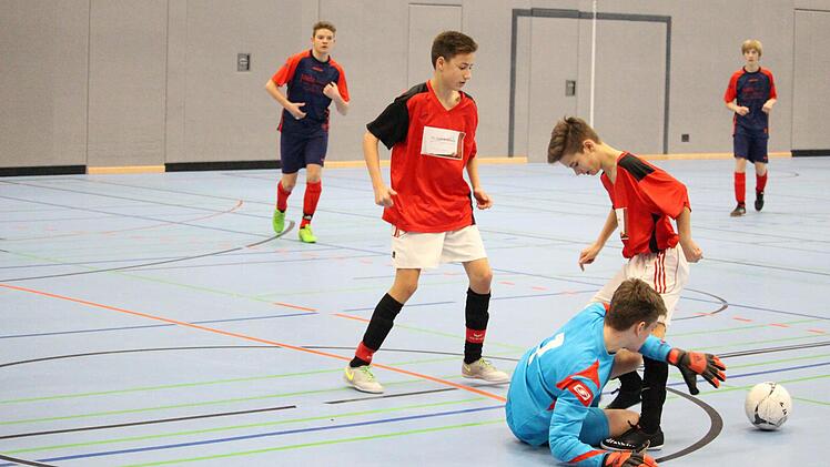 Zu den Turniersiegern in Römershag gehörten auch die U-17-Kicker der JFG Sinntal-Schondratal (weiße Hosen), die sich auf unserem Bild mit den Altersgenossen der SG Oehrberg duellieren. Foto: Sebastian Schmitt