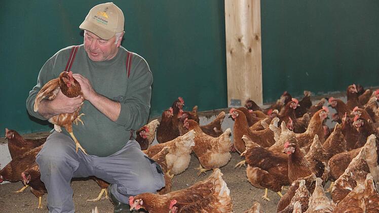 Hühnerzüchter Fritz Rösch aus dem Rugendorfer Ortsteil Poppenholz lässt sich vom Großhandel nicht mehr die Preise diktieren.