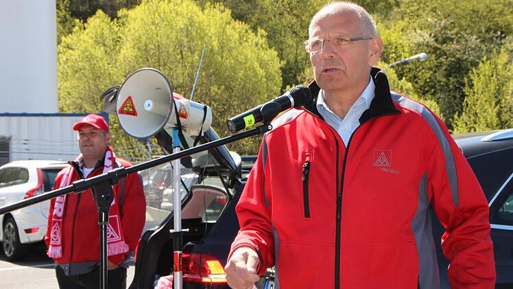 Peter Fröhlich, Betriebsratsvorsitzender bei GKN, spricht zu den Beschäftigten. Foto: Ulrike Müller