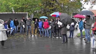 Beim Planungsspaziergang durch Wildenberg wurde viel diskutiert und alles von Projektleiterin Claudia Roschlau (li.) protokolliert. Foto: Dieter Wolf