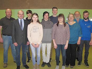 Beim Gaujugendtag: Schützenmeister Klaus Brückner (von links), 2. Bürgermeister Michael Kastl, Jonas Helmerich, Selina Weigand, Manuel Müller, Manuel Sell, Julia Balling, 1. Gaujugendleiterin Verena Koch, 1.Gauschützenmeister Michael Groß, 2.Gaujugendleiter Alexander Zeininger Foto: Manfred Koch