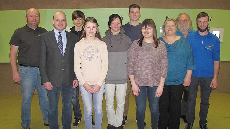 Beim Gaujugendtag: Schützenmeister Klaus Brückner (von links), 2. Bürgermeister Michael Kastl, Jonas Helmerich, Selina Weigand, Manuel Müller, Manuel Sell, Julia Balling, 1. Gaujugendleiterin Verena Koch, 1.Gauschützenmeister Michael Groß, 2.Gaujugendleiter Alexander Zeininger Foto: Manfred Koch