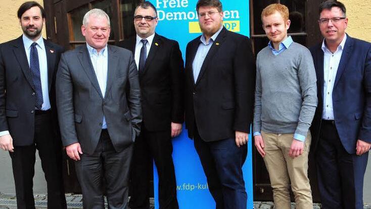 Mit diesen Kandidaten startet die oberfränkische FDP in den Bundestagswahlkampf: (von links) Sebastian Körber, Thomas Hacker, Klaus Horn. Stefan Wolf und Alexander Arnold. Rechts der oberfränkische Bezirksvorsitzende Thomas Nagel. Foto: Stephan Herbert Fuchs