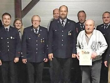 Ehrungen und die Neuwahlen standen im Mittelpunkt der Jahreshauptversammlung der Feuerwehr Guttenberg.  Foto: Klaus-Peter Wulf