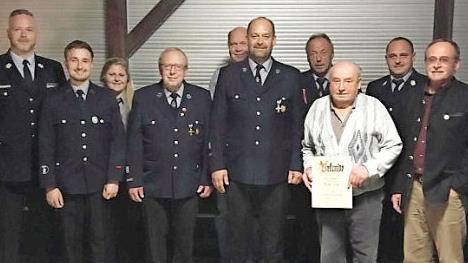 Ehrungen und die Neuwahlen standen im Mittelpunkt der Jahreshauptversammlung der Feuerwehr Guttenberg.  Foto: Klaus-Peter Wulf