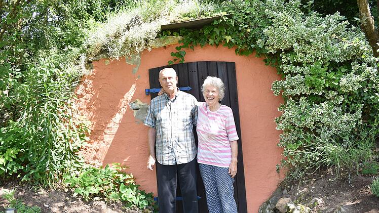 In einen Hügel gebaut ist der Felsenkeller der Familie Steger. Foto: Petra Malbrich